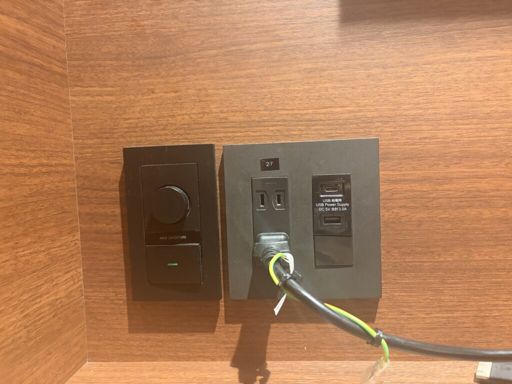 実際に行ってみた シェアラウンジ ワークスタイリング銀座 コンセント2